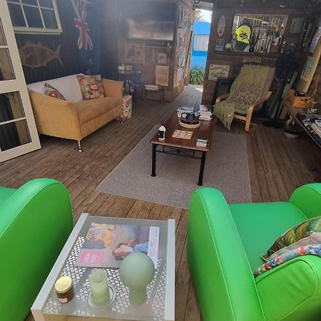 Raglan West Retro Beach Vibe Accommodation Екстериор снимка